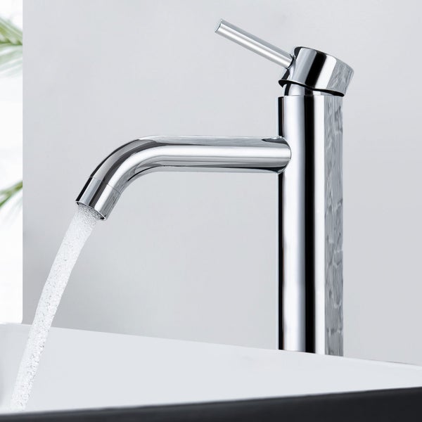 Moderne Einhebel Waschtischarmatur in Chromoptik mit fließendem Wasserstrahl über einem Waschbecken.