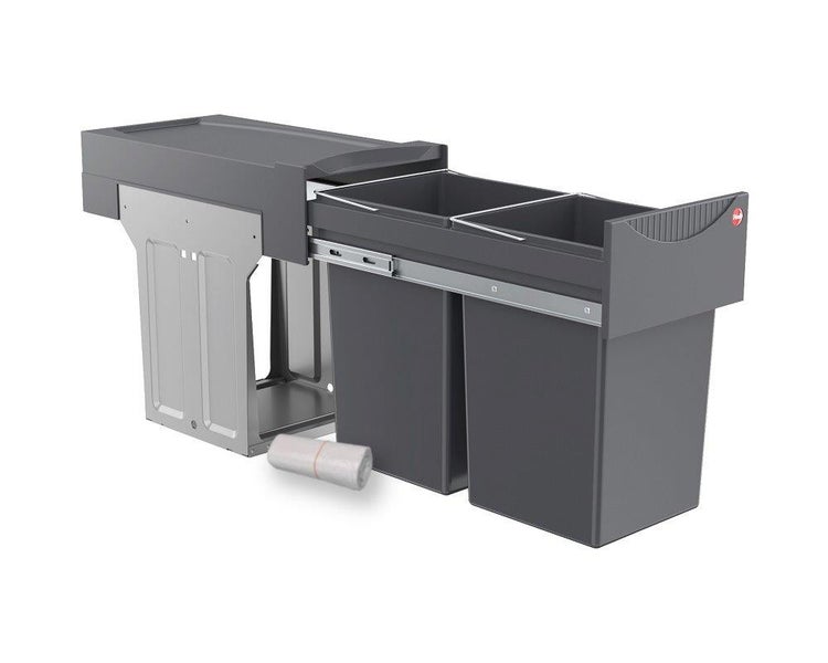 Ausziehbares Mülltrennsystem für Unterschränke mit zwei Abfalleimern, Metallrahmen und Deckel inklusive Müllbeutel, Hailo Logo.