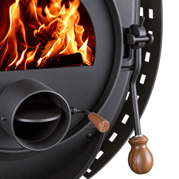 Detailansicht eines Kaminofens mit brennendem Feuer hinter der Glasscheibe, Einstellhebel und Türgriff mit Holzgriffen.