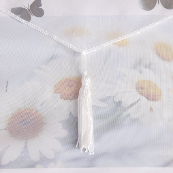 Dekorative Gardine mit Blumenmuster und Quaste