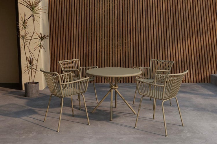 Modernes Gartenmöbel-Set bestehend aus einem runden Tisch und vier Stühlen mit vertikalem Seildesign vor einer Holzlamellenwand.