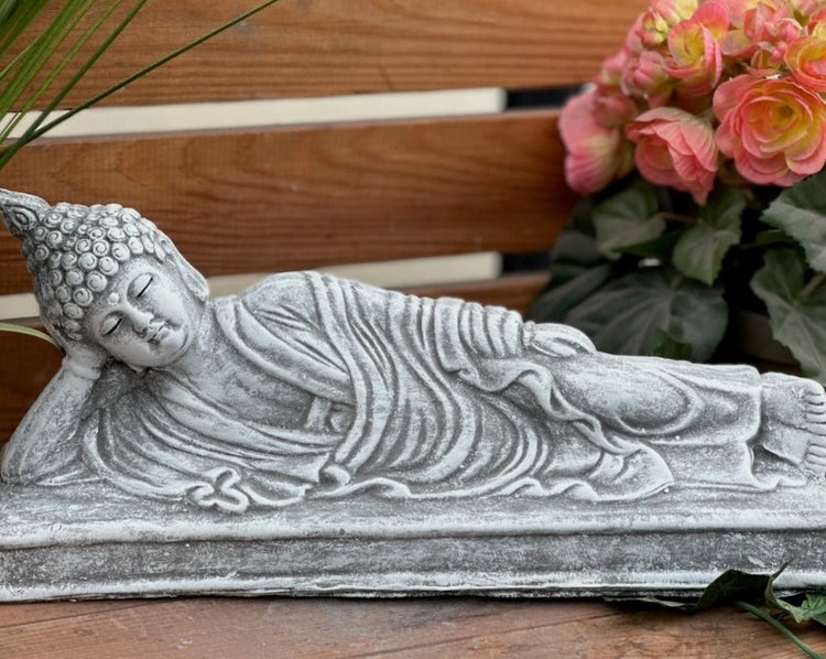 Liegende Buddha-Figur aus Steinguss für den Garten.