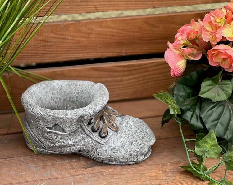 Pflanztopf in Schuhform aus Steinguss in Steinoptik für Garten und Balkon.