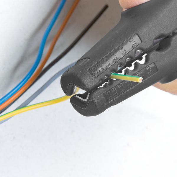 Eine automatische Abisolierzange, die ein elektrisches Kabel abisoliert.