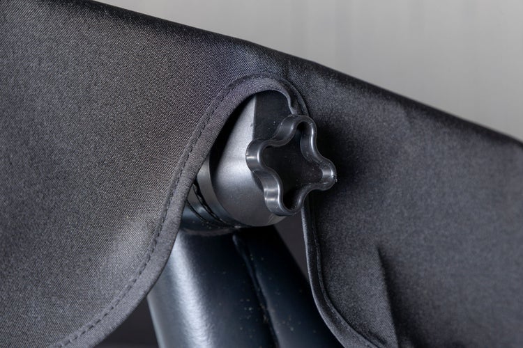 Detailaufnahme eines Sonnenschutz Stoffes mit Befestigungsknopf
