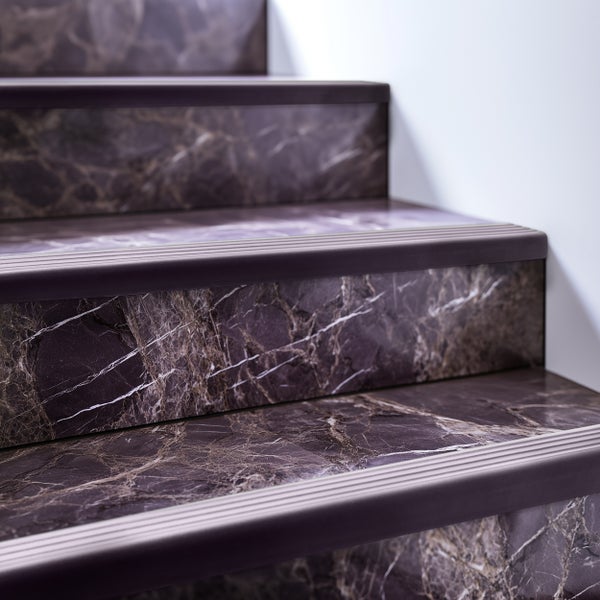 Nahaufnahme einer Treppe mit Marmoroptik und Antirutschprofil