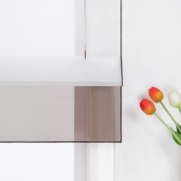 Fensterrollo mit Stoffbahnen und Blumenarrangement