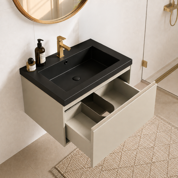 Moderner Waschplatz mit wandhängendem Unterschrank, offener Schublade und integriertem Waschbecken inklusive goldener Armatur und rundem Spiegel.