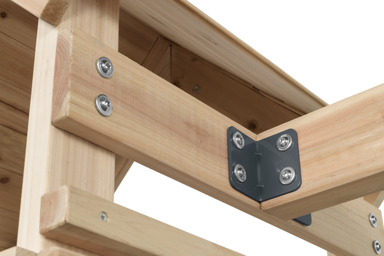 Detailansicht einer Holzkonstruktion mit Winkelverbinder und Schrauben