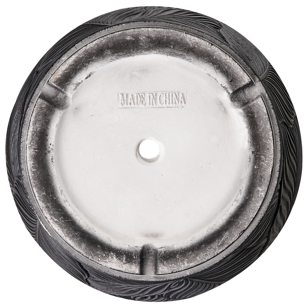 Unterseite eines runden Blumentopfes mit Loch in der Mitte und Herstellungsangabe