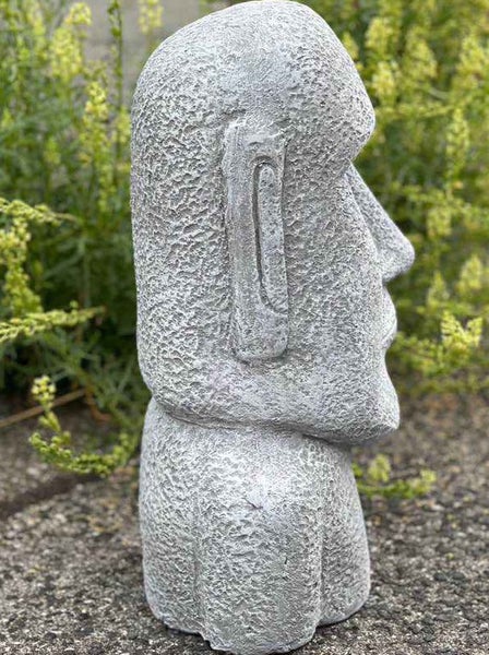 Gartenfigur im Design einer Moai Statue aus Stein für die Außendekoration.
