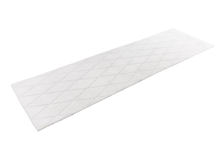 Weißer, rechteckiger Läufer mit Rautenmuster und weichem Flor.
