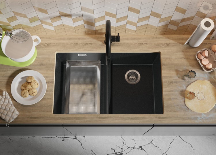 Küchenszene mit Spüle, Armatur, Rührgerät, Keksen und Backzutaten auf einer Arbeitsplatte.