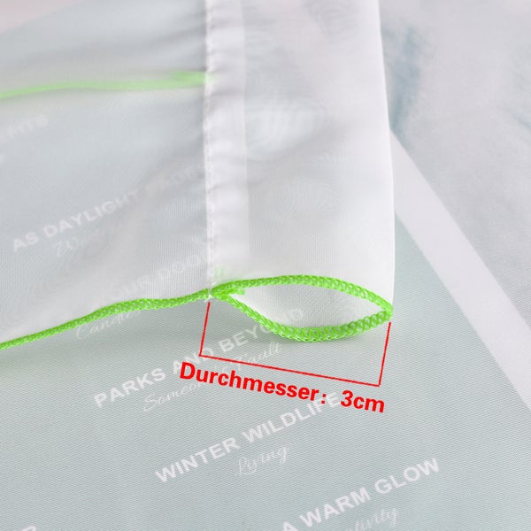 Detailaufnahme eines Vorhangs mit Schlaufenaufhängung und einem Durchmesser von 3 cm