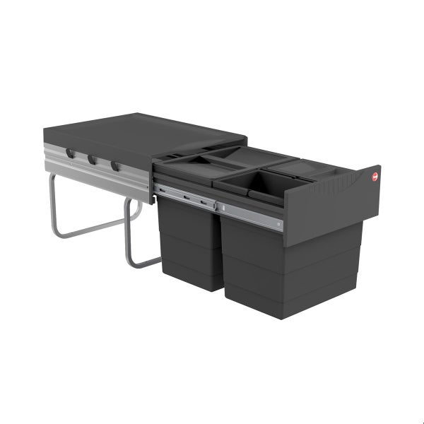 Ausziehbares Abfalltrennsystem für Küchenunterschränke mit mehreren grauen Kunststoffbehältern und Teleskopauszug aus Metall.