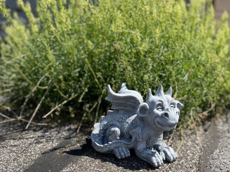 Steinfigur kleiner Drache zur Gartendekoration, sitzende Drachenfigur aus wetterfestem Material, detailreich gestaltet.