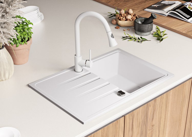 Küchenspüle mit Armatur auf einer Küchentheke