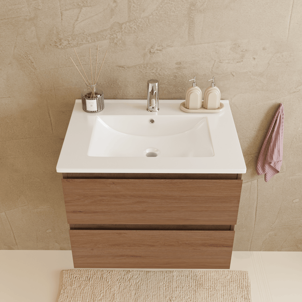 Modernes Badezimmer mit Waschtischunterschrank in Holzoptik, zwei Schubladen, weißem Keramik-Waschbecken und verchromter Armatur.