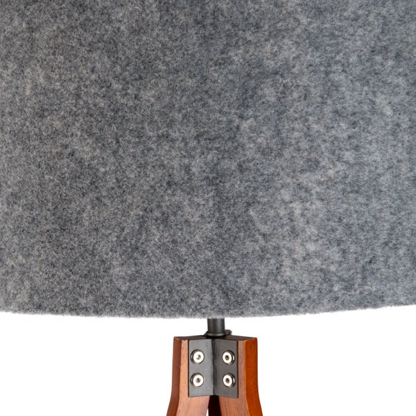 Detailansicht eines Lampenschirms aus Filz auf einem Holzfuß