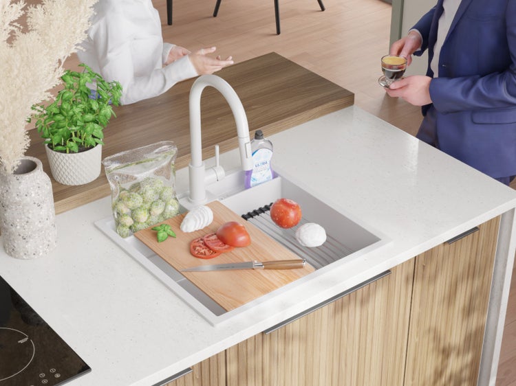 Küchenspüle mit Schneidebrett, Gemüse und Spülmittel auf einer Küchentheke.