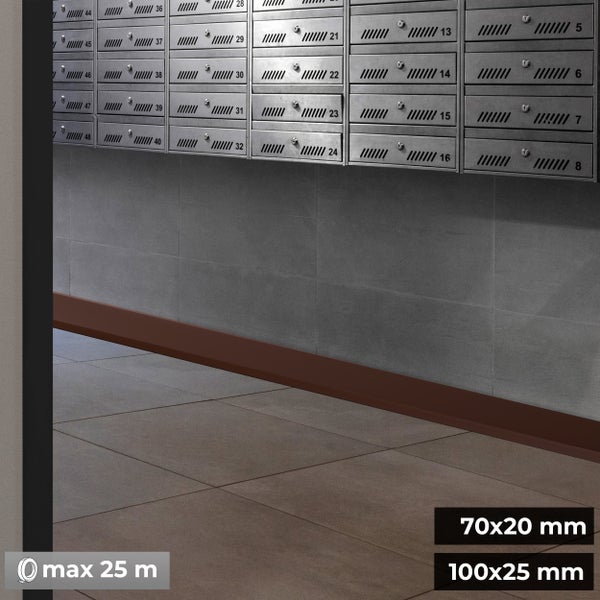Braune Sockelleiste an einer Wand unter Briefkästen mit Größenangaben 70 mal 20 Millimeter und 100 mal 25 Millimeter sowie maximal 25 Meter Länge