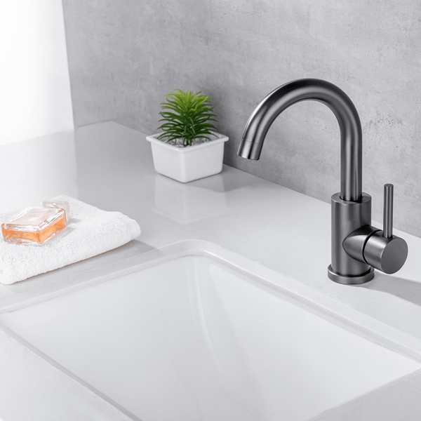 Moderne Einhebel Waschtischarmatur in matter Optik installiert an einem weißen Waschbecken mit Handtuch und Pflanze im Hintergrund