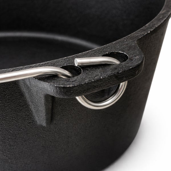 Detailansicht eines schwarzen Dutch Ovens aus Gusseisen mit Griffhalterung