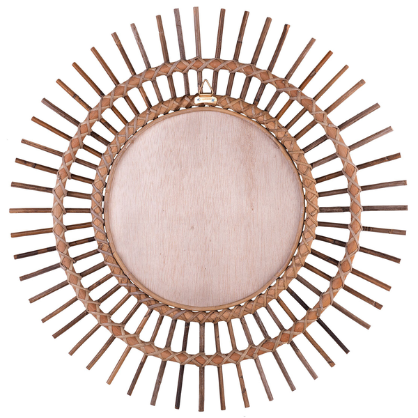 Rückansicht eines runden Wandspiegels mit dekorativem Rahmen aus Bambus oder Rattan und Metallaufhängung.