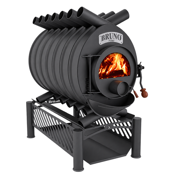 Bruno Pyro Warmluftofen mit brennendem Holzfeuer in der Brennkammer und Bruno Logo auf der Ofentür und dem Sockel