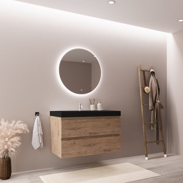 Helles, organisiertes Badezimmer mit hölzernem Waschtisch, schwarzer Platte, rundem beleuchtetem Spiegel und dekorativer Holzleiter im modernen Design.