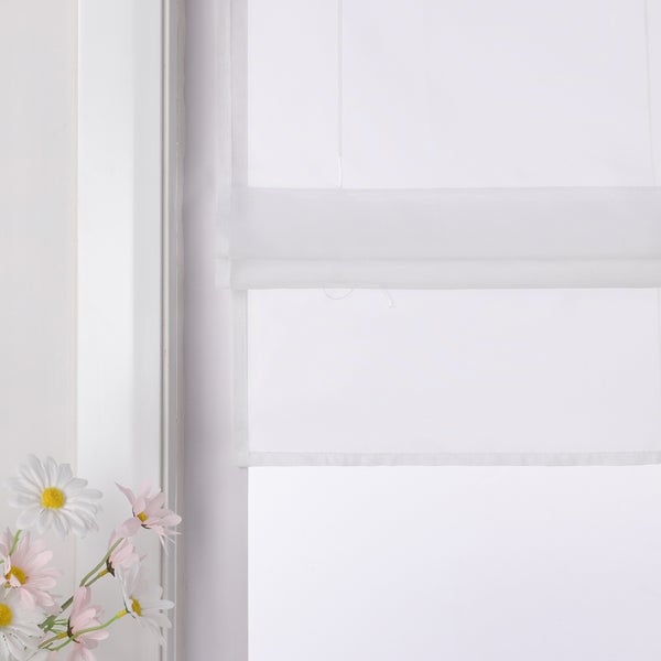 Blick auf ein Fenster mit einem weißen Faltrollo und Blumen