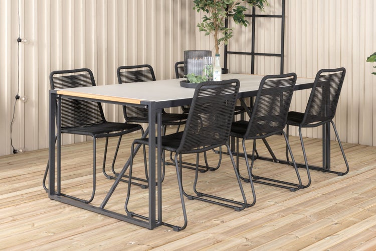 Gartensitzgruppe mit Esstisch und sechs Stühlen auf einer Holzterrasse