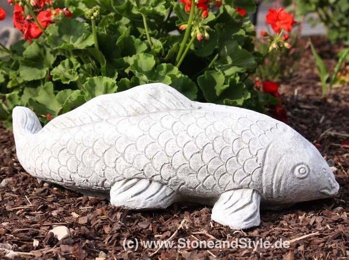 Gartenfigur in Fischform aus Stein als dekoratives Element für den Garten