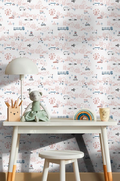 Kinderzimmer mit Schreibtisch, Lampe, Spielzeug und Tapete mit Stadtmotiv