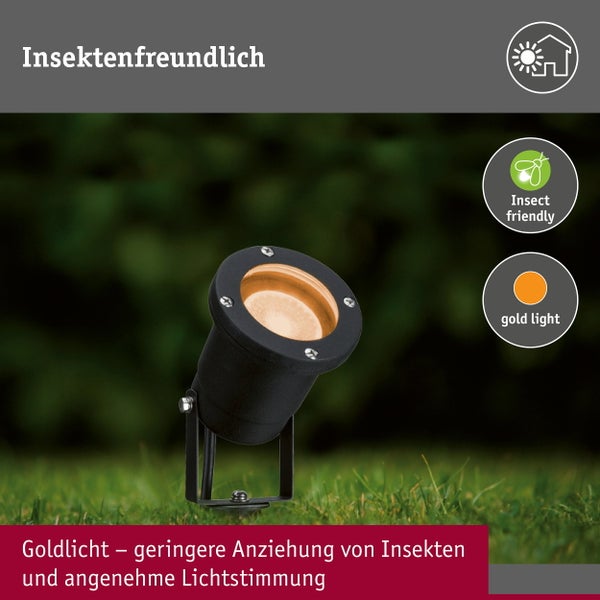 Teppich mit abstraktem Muster in hellen Farben auf Holzboden