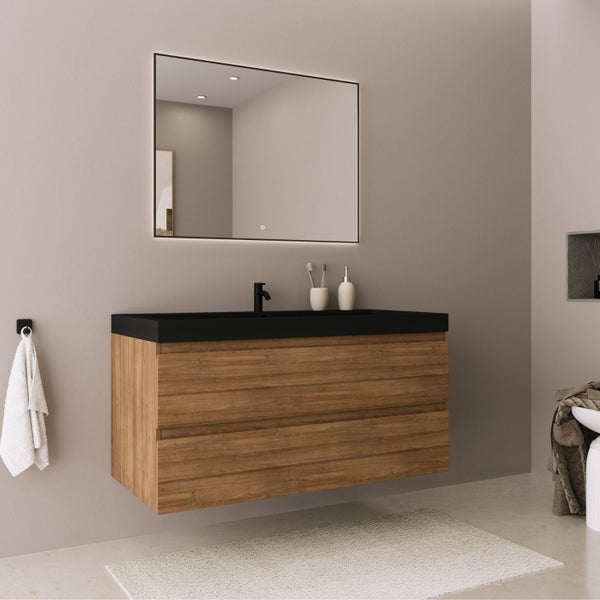 Modernes Badezimmermöbel-Set mit wandhängendem Unterschrank in Holzoptik, zwei Schubladen, schwarzem Waschbecken und beleuchtetem Spiegel.