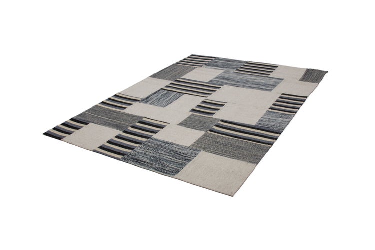 Rechteckiger Teppich im Patchwork-Design mit verschiedenen Streifen- und Webmustern.
