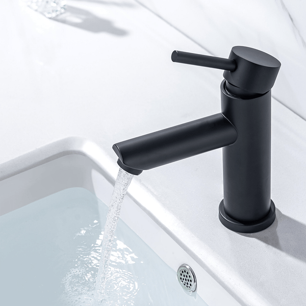 Moderne Waschtischarmatur in Schwarz mit Einhebelmischer, installiert an einem Waschbecken mit fließendem Wasser.