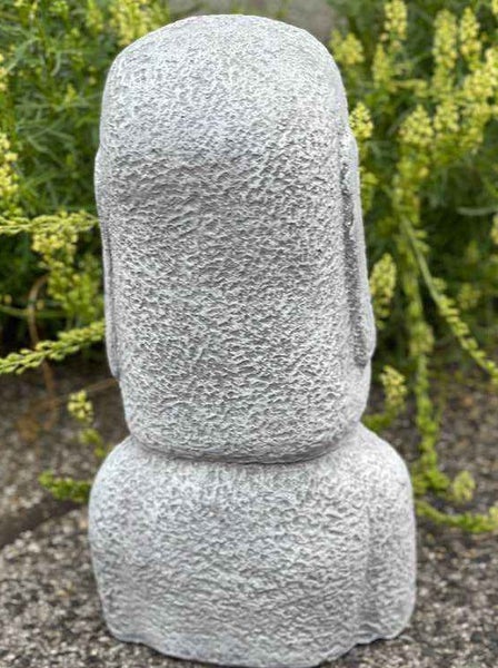Steinfigur im Design einer Moai Statue zur Gartendekoration aus wetterfestem Material