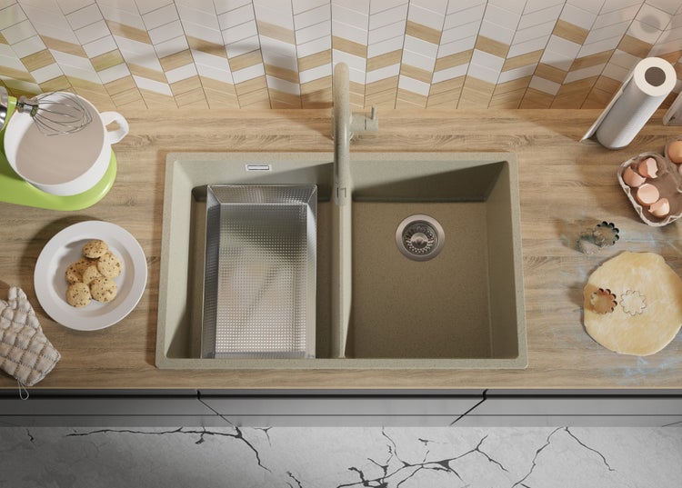 Küchenspüle mit Armatur auf einer Arbeitsplatte, umgeben von Küchenutensilien und Zutaten.