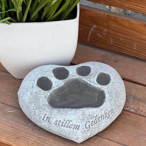 Tiergedenkstein in Herzform mit Pfotenabdruck und der Aufschrift In stillem Gedenken.