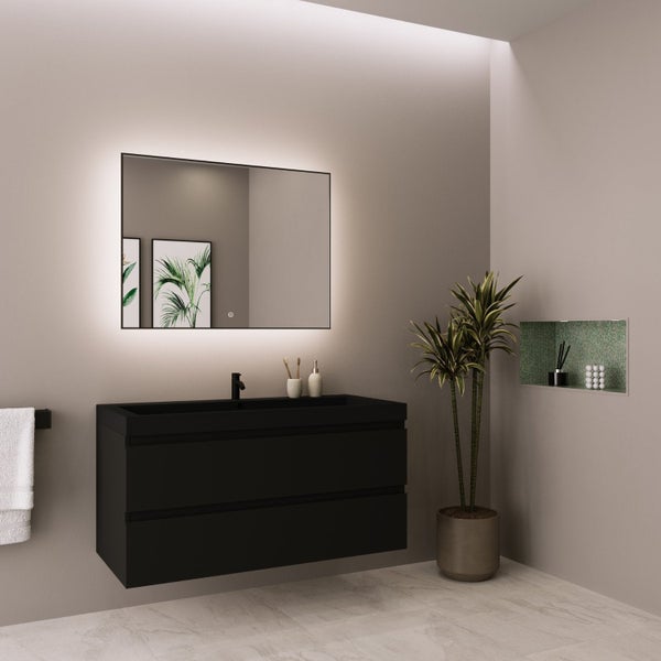 Modernes Badezimmer mit schwarzem Hängeschrank, integriertem Waschtisch, schwarzer Mischbatterie und einem großen, hinterleuchteten Spiegel.