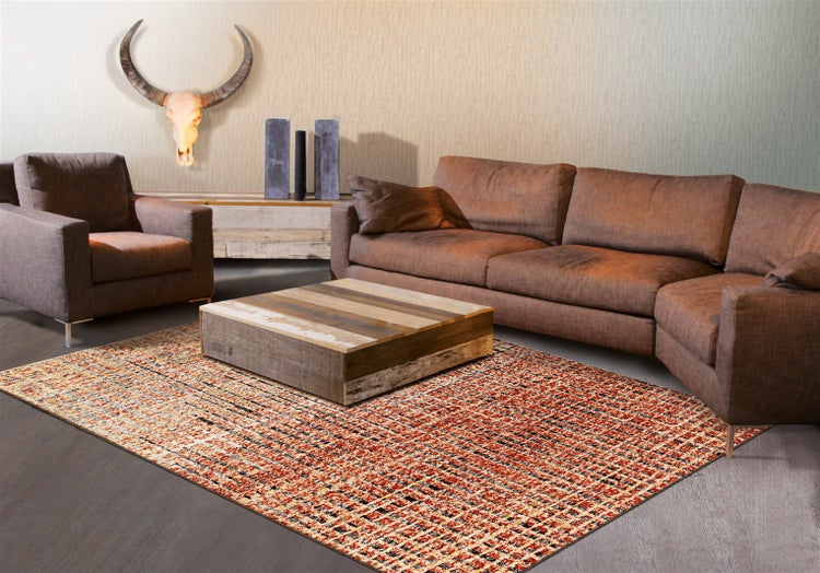 Moderner Wohnbereich mit gemustertem Teppich, braunem Sofa, Sessel und rustikalem Couchtisch aus Holz.