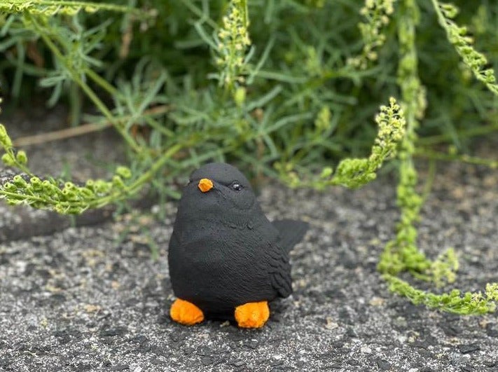 Dekorative Amsel Gartenfigur als realistische Vogelskulptur für die Gartendekoration