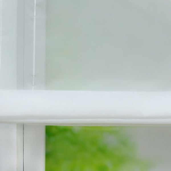 Nahaufnahme eines weißen Rollos vor einem Fenster