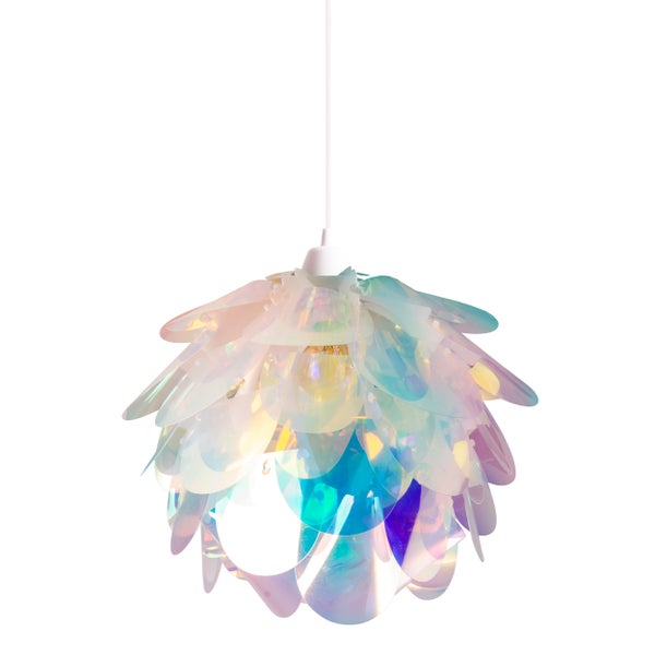 Hängelampe mit schimmernden, irisierenden Elementen für eine dekorative Beleuchtung
