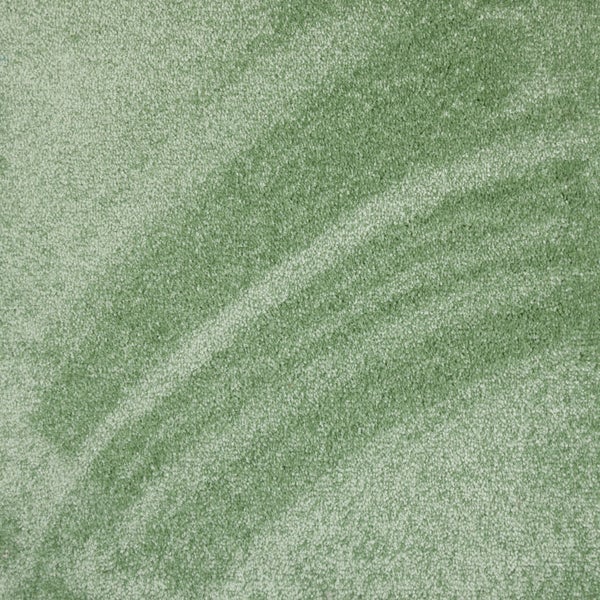 Grüner Teppichboden Meterware mit melierter Oberflächenstruktur.