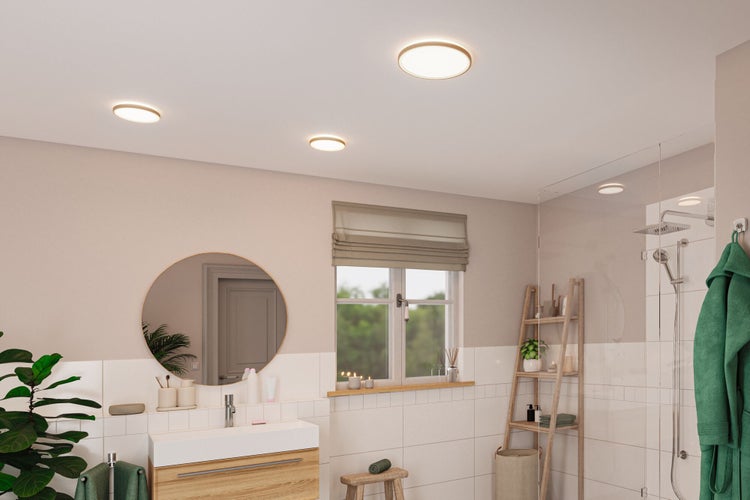 Modernes Badezimmer mit runden LED Deckenleuchten, Waschbecken, rundem Spiegel und einer offenen Glasdusche in einem hellen, wohnlichen Design.
