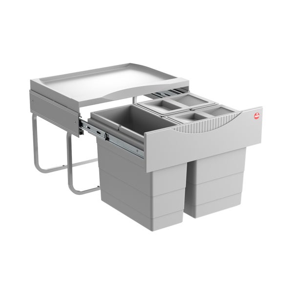Ausziehbares Abfalltrennsystem mit drei Kunststoffbehältern, Ablageboden und Metallauszug zur Bodenmontage, Hailo Logo.