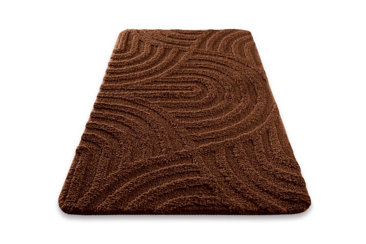 Braune Badematte mit geschwungenem Muster und weichem Flor.